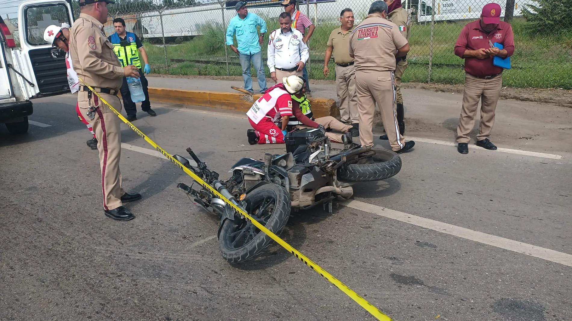 Taxi atropella a agente de tránsito en la avenida de la Industria 